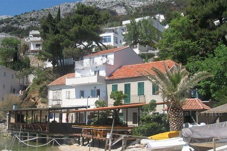 Nära Omis - hus med mark vid havet