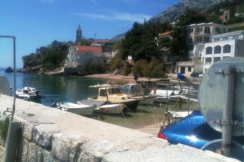 Okolica Omiša - Kuća s okućnicom na moru