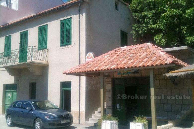 Okolica Omiša - Kuća s okućnicom na moru