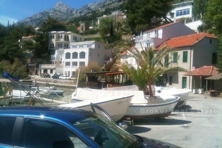 Okolica Omiša - Kuća s okućnicom na moru