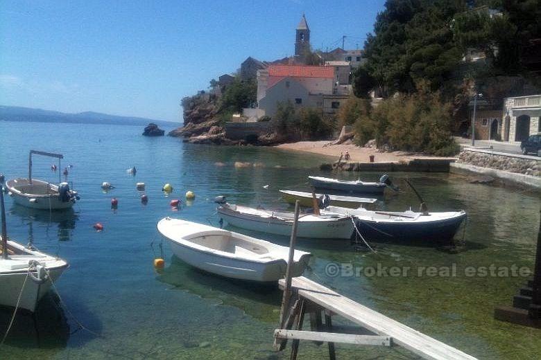 Okolica Omiša - Kuća s okućnicom na moru