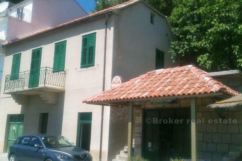 Blízko Omiš - dům s pozemkem u moře