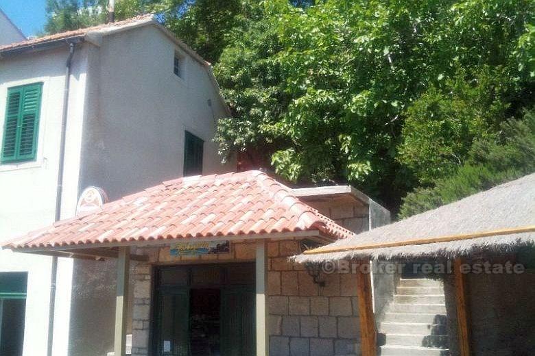 Okolica Omiša - Kuća s okućnicom na moru