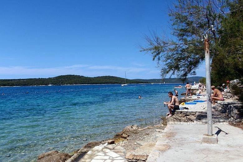 Ön Brac - Lägenhet 40 meter från havet