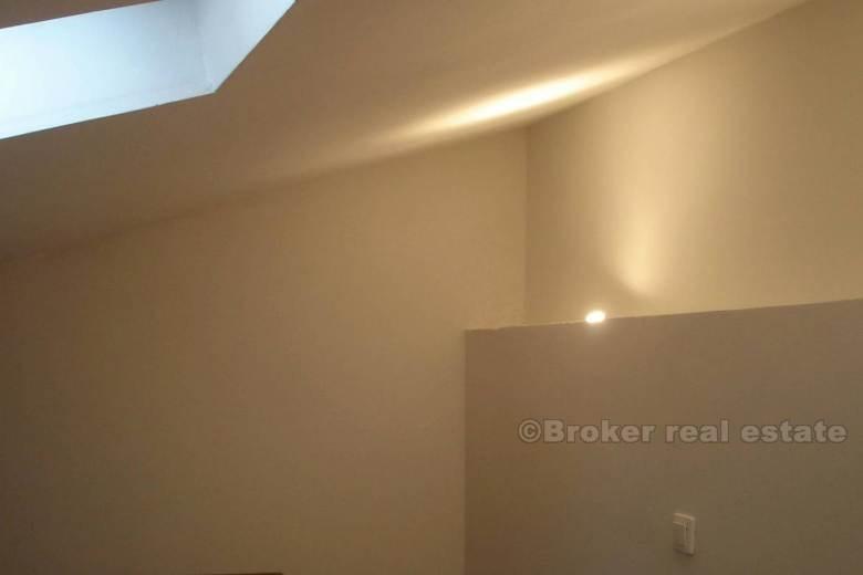 Pirovac - Stara kamena kuća u blizini mora