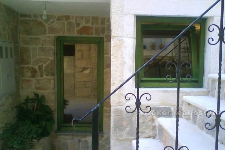 Pirovac - Vecchia casa di pietra vicino al mare