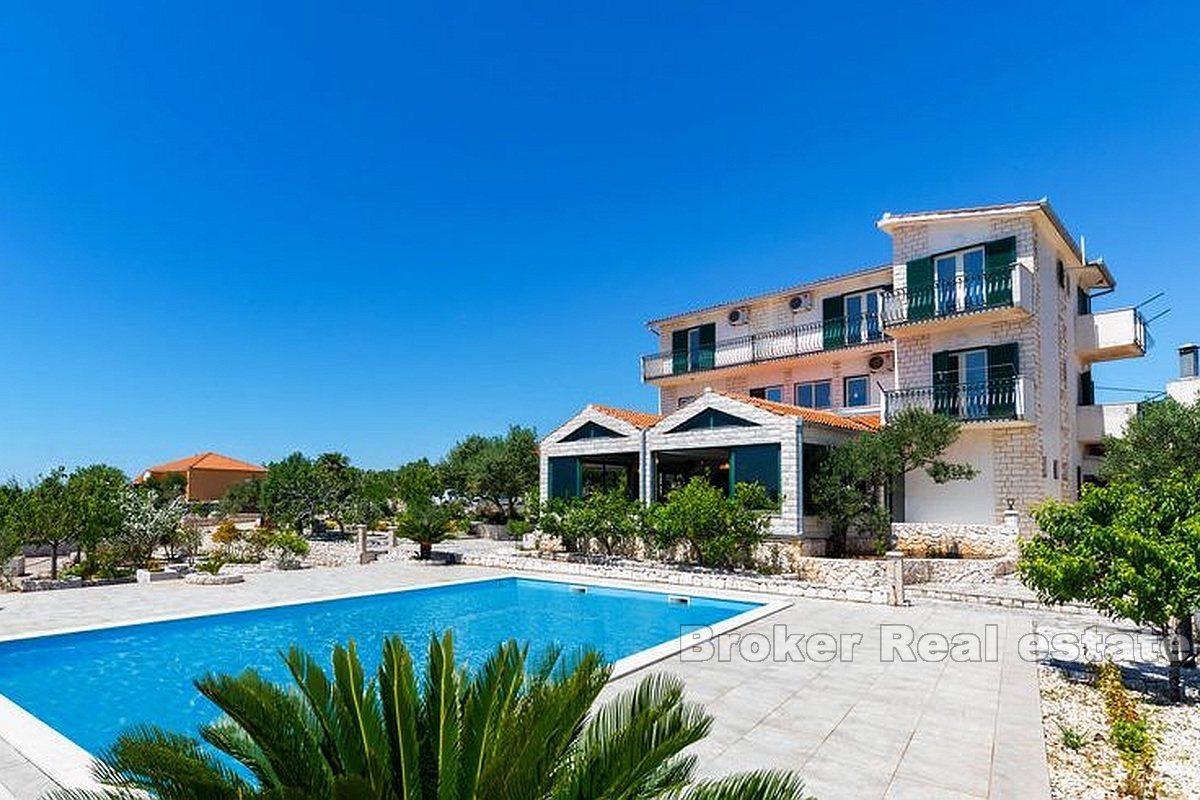 Севід - Дом / Вилла в 3 этажа с ресторанами и бассейном