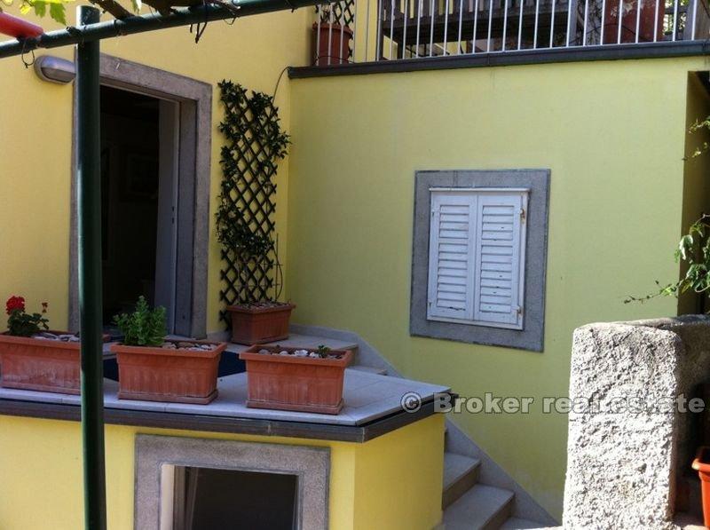 Isola di Cres - Duplex, con un giardino a 50 metri dal mare