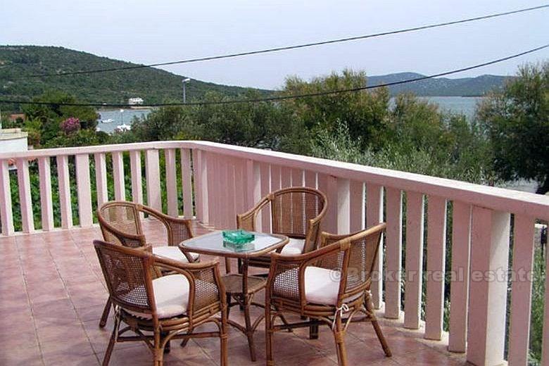 Рядом с Шибеником ─ первоклассная вилла на берегу моря