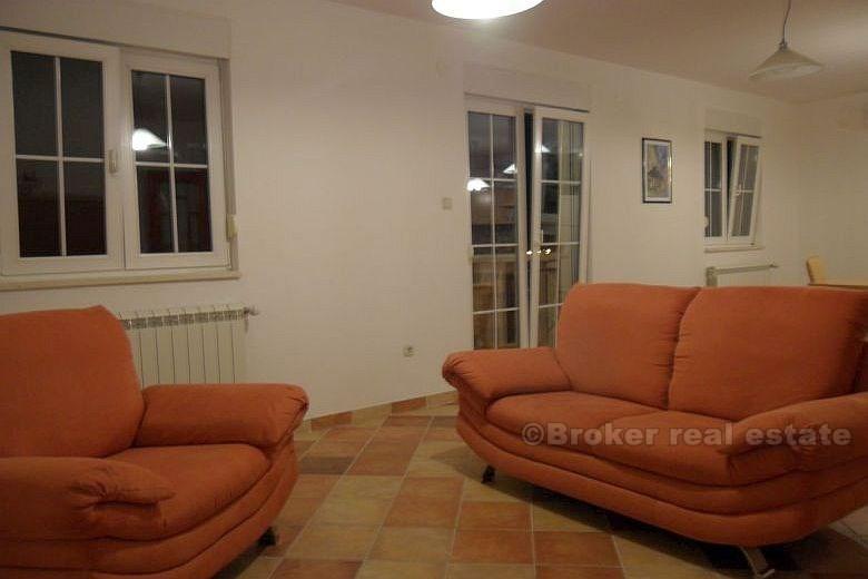 Рядом с Шибеником ─ первоклассная вилла на берегу моря