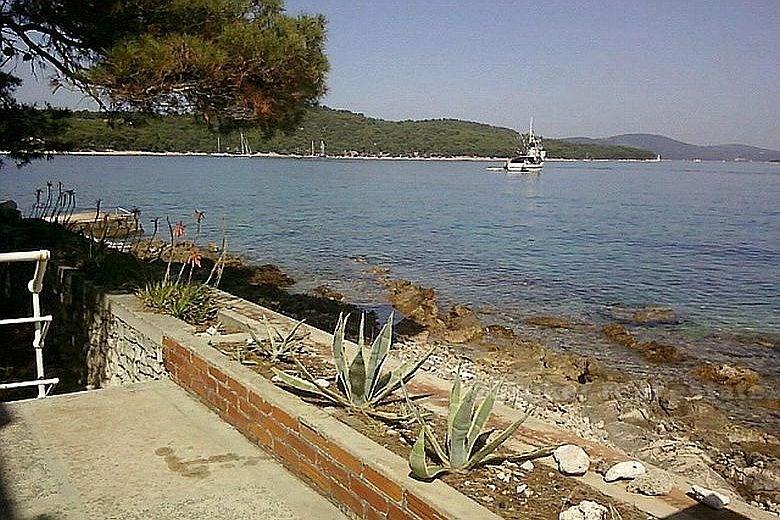 Island of Brac - House with land by the sea