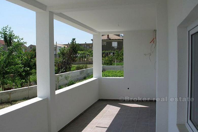 Kastela - Appartement au rez de chaussée de 100 m2 et 200 m2 de jardin
