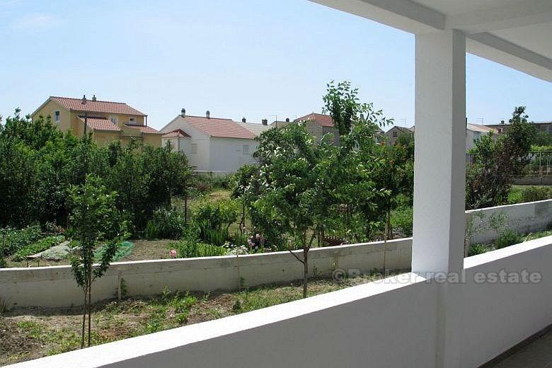 Kastela - Apartment im Erdgeschoss mit 100 m2 und 200 m2 Garten