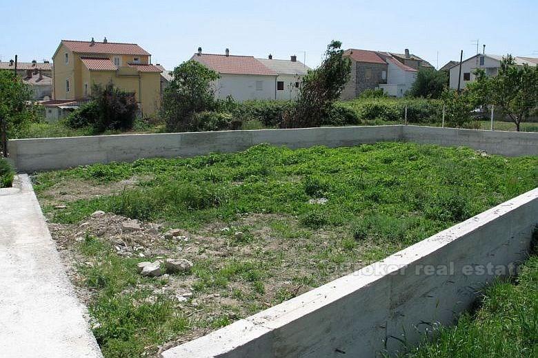 Kastela - Appartement au rez de chaussée de 100 m2 et 200 m2 de jardin