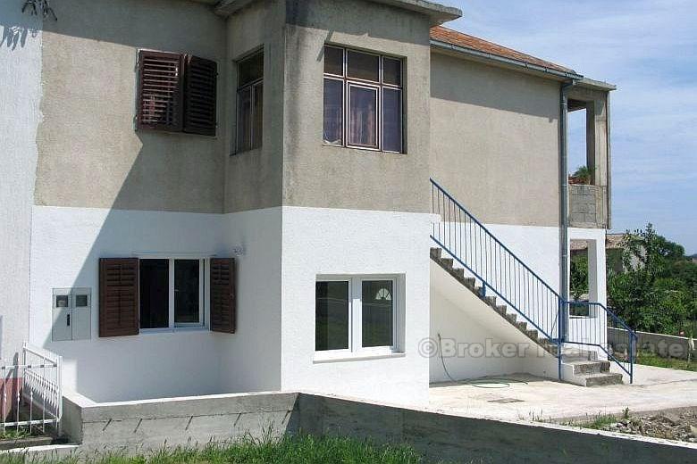 Kastela - Apartment im Erdgeschoss mit 100 m2 und 200 m2 Garten