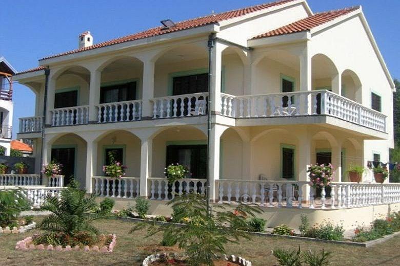 Nær Zadar - Villa på 3 etasjer hver CCA 230 m2 med land 1200 m2