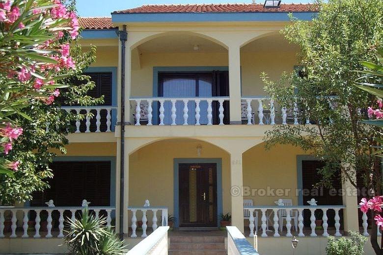 Près de Zadar - Villa sur 3 étages chacun cca 230 m2 avec terrain de 1200 m2