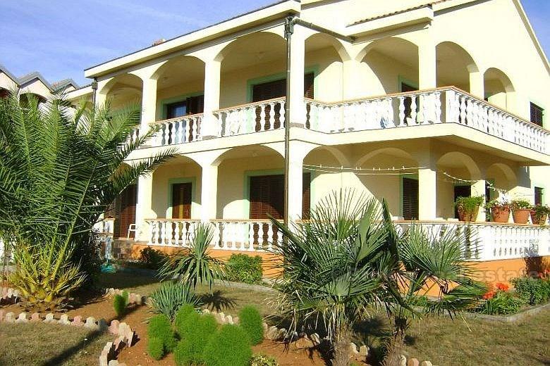 Près de Zadar - Villa sur 3 étages chacun cca 230 m2 avec terrain de 1200 m2