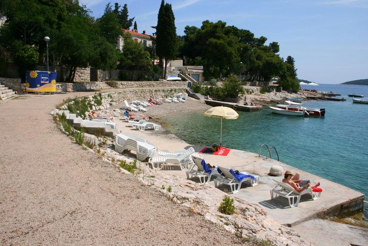 Ostrov Hvar - Starý dům / vila s 200 m2 obytné plochy na 1000 m2 pozemku