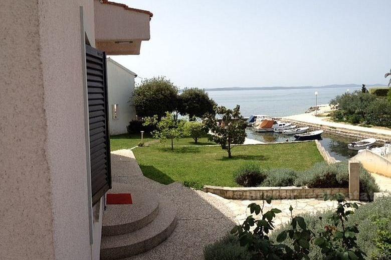 Nær Zadar - Hus med land ved sjøen