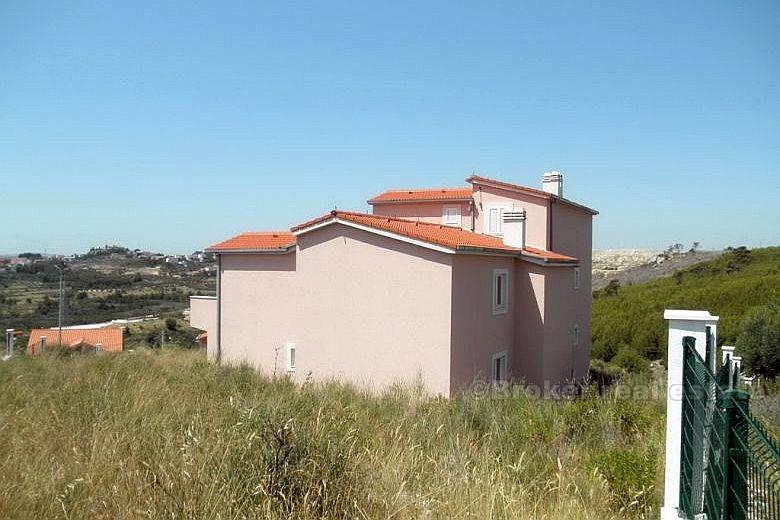 Blízko Split - Dom 388,52 m2 na 4 podlažiach