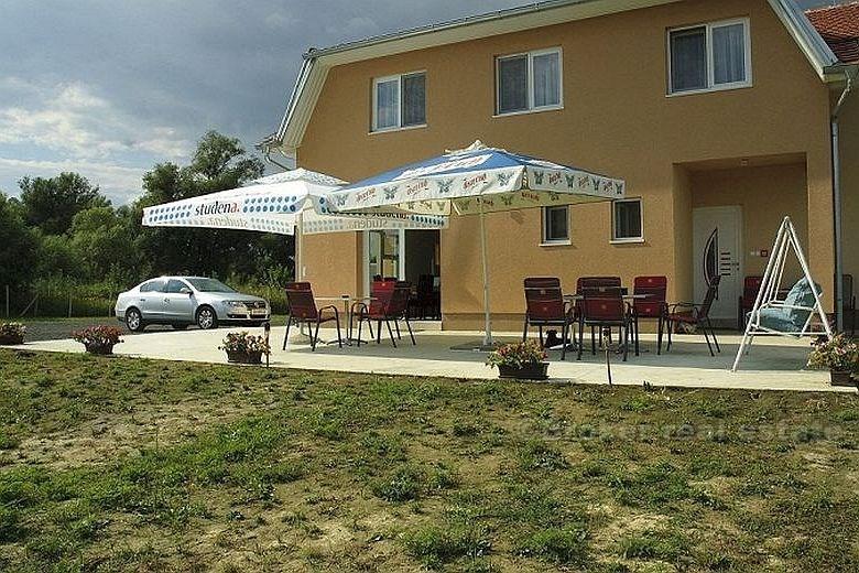 Près d'Osijek - Mini hôtel avec des écuries pour les chevaux et le pays de 46000m2