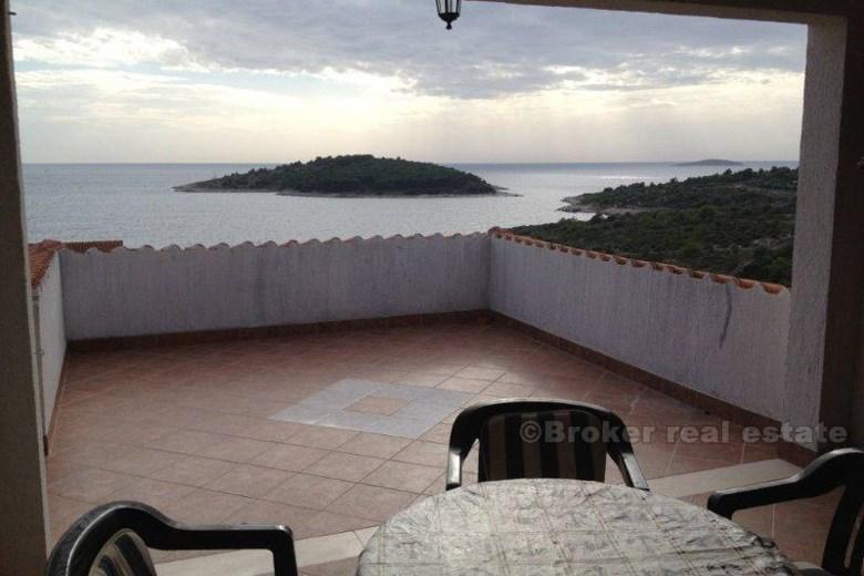 Rogoznica, lijepa prostrana kuća