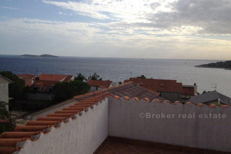 Rogoznica, lijepa prostrana kuća