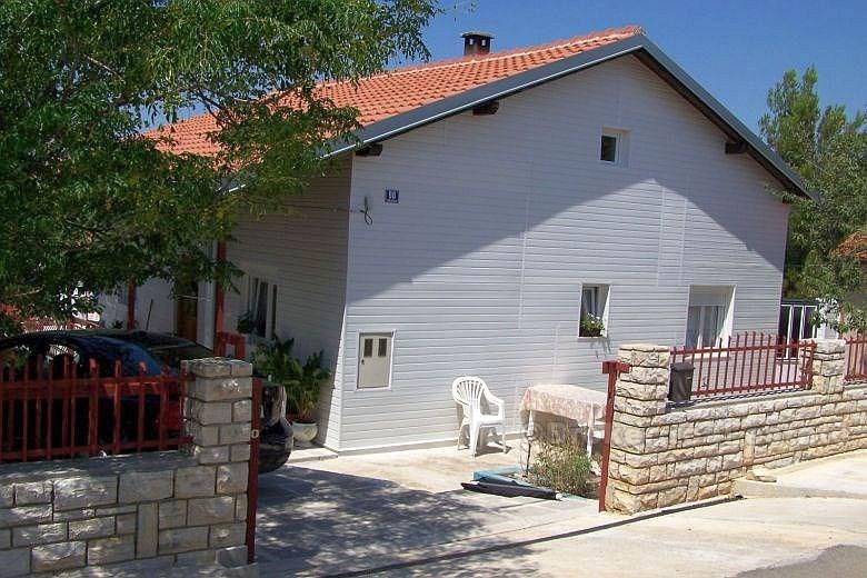 Nær Zadar - Hus på 3 etasjer med 2 soverom