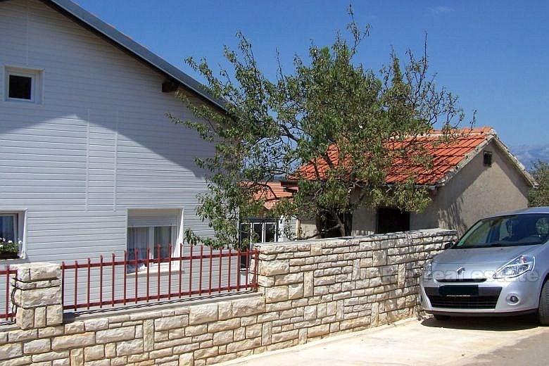 Blízko Zadar - Dom na 3 podlažiach s 2 spálňami