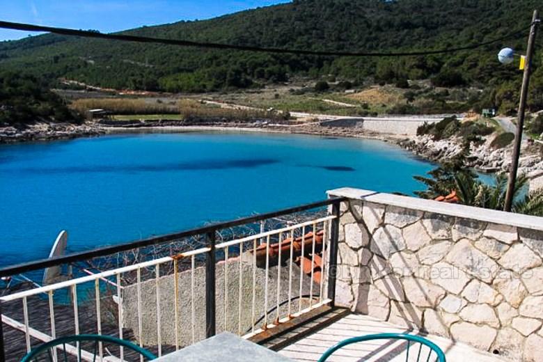 Isola di Vis - casa di 3 piani con terreno di 120m2 320m2
