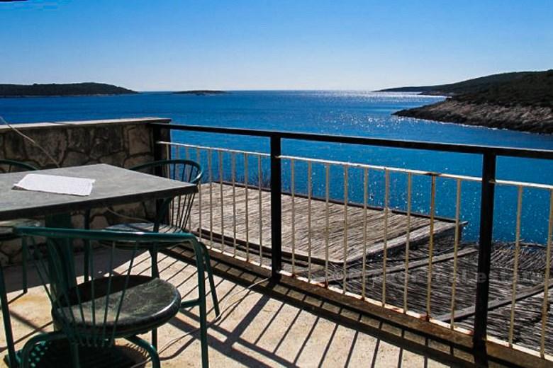 Île de Vis - maison de 3 étages sur 120m2 avec 320m2 terrain