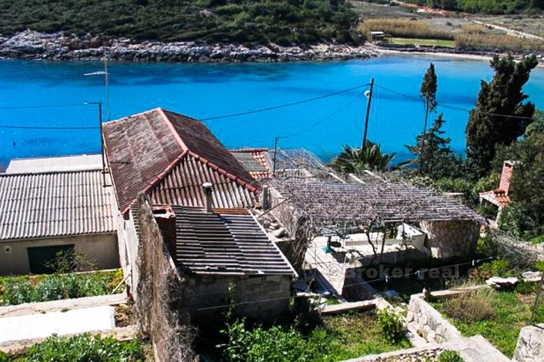 Île de Vis - maison de 3 étages sur 120m2 avec 320m2 terrain