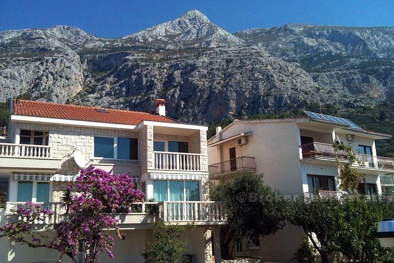 Makarska - Apartmánový dům na 400 m2 s 300 m2 pozemků