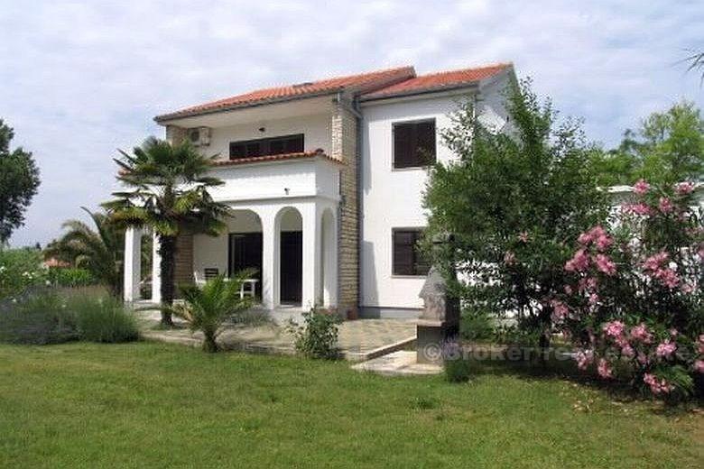 Blizu Zadra - Kuća sa 4 stana i vrtom