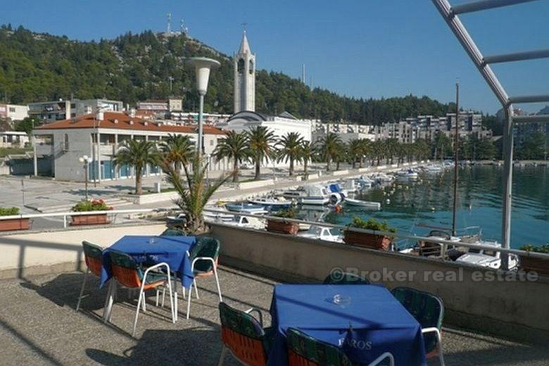 Ploce - Hotel pri mori s 46 izbami