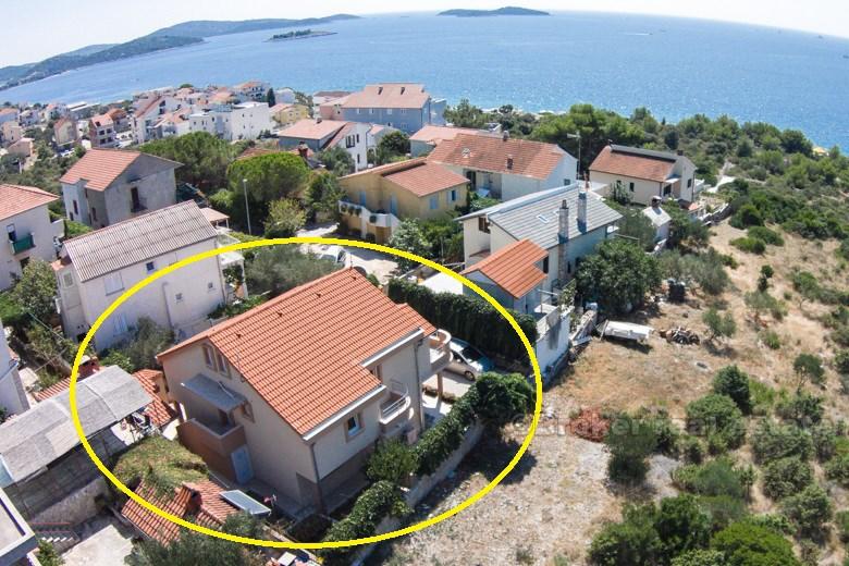 Nära Rogoznica - hus med 2 våningar med utsikt över havet