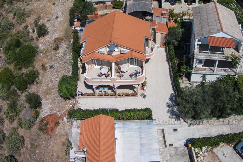 W pobliżu Rogoznica - Dom na 2 piętrach z widokiem na morze