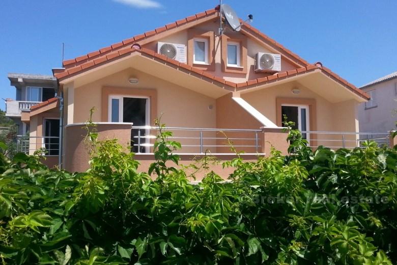 W pobliżu Rogoznica - Dom na 2 piętrach z widokiem na morze