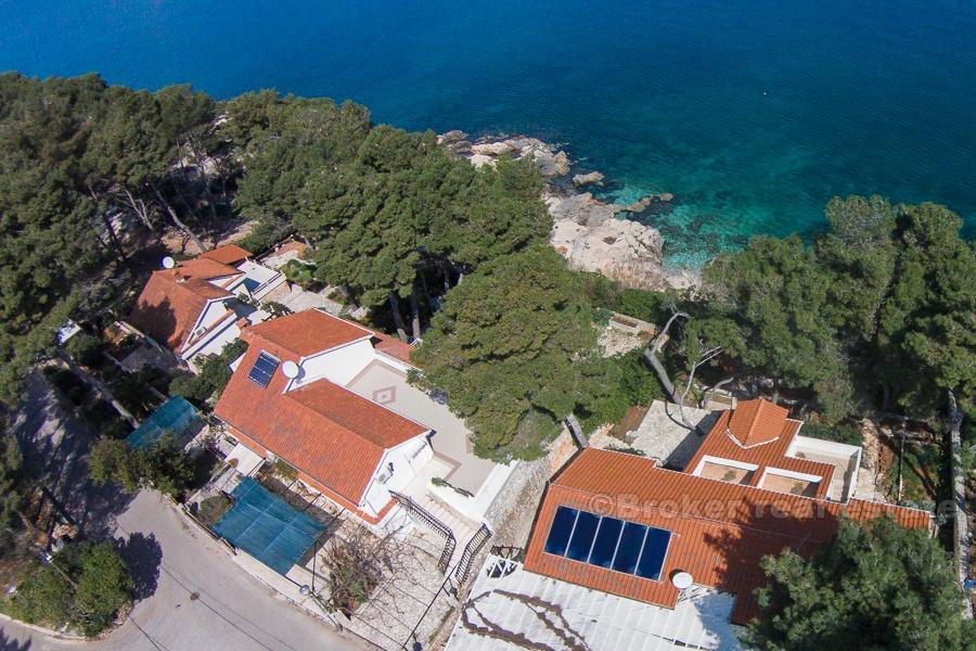 Ostrov Hvar, apartmán s jednou spálňou v prvom rade k moru