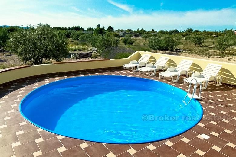 nedaleko Šibeniku - 6-pokojový dům