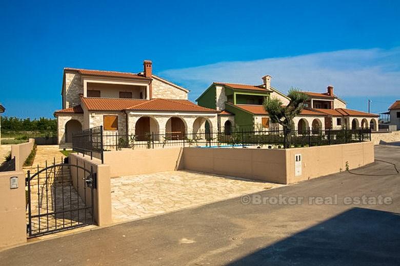près de Pula - Villa neuve avec piscine
