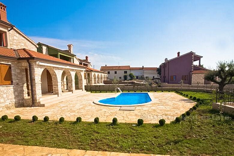 près de Pula - Villa neuve avec piscine