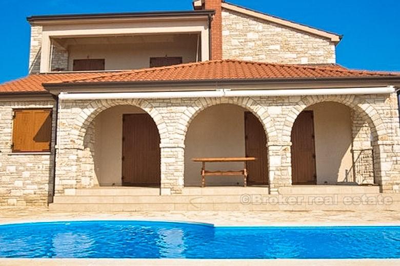 près de Pula - Villa neuve avec piscine
