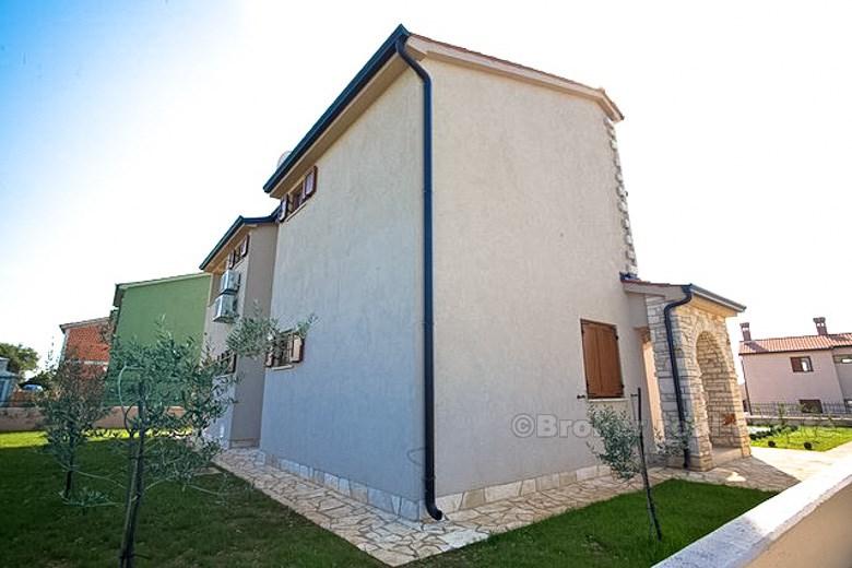 près de Pula - Villa neuve avec piscine