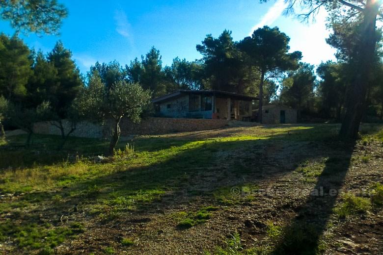 Ostrov Brač - pozemok s 2 domami