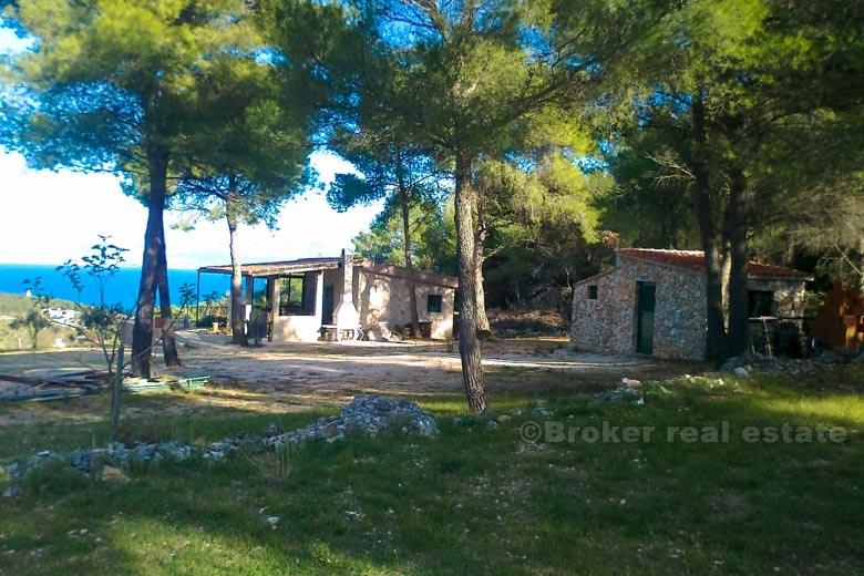Ostrov Brač - pozemok s 2 domami