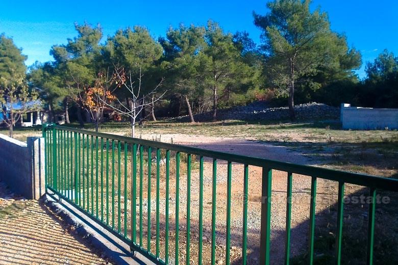 Ostrov Brač - pozemok s 2 domami