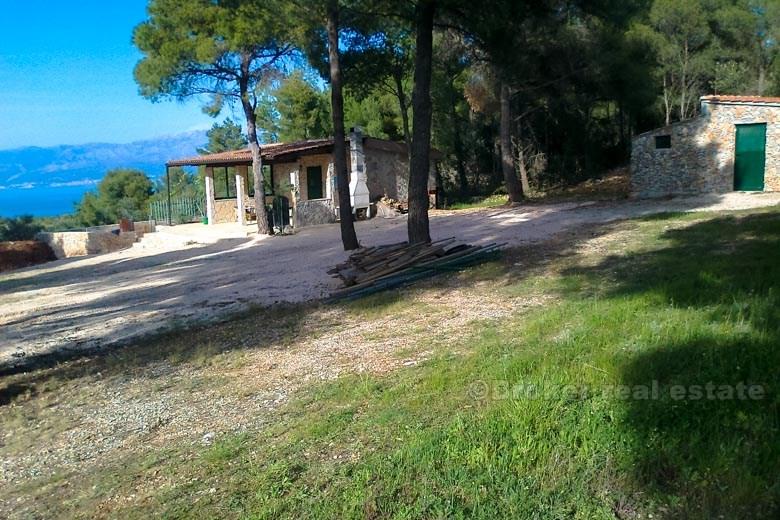 Ostrov Brač - pozemok s 2 domami