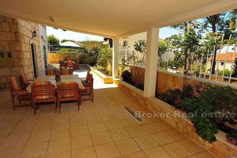 Île de Brac - Maison de 9 appartements